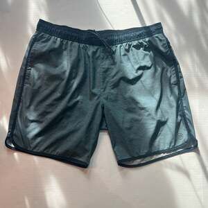 TravisMathew Men's Crestview Heathered Performance Volley Shorts L